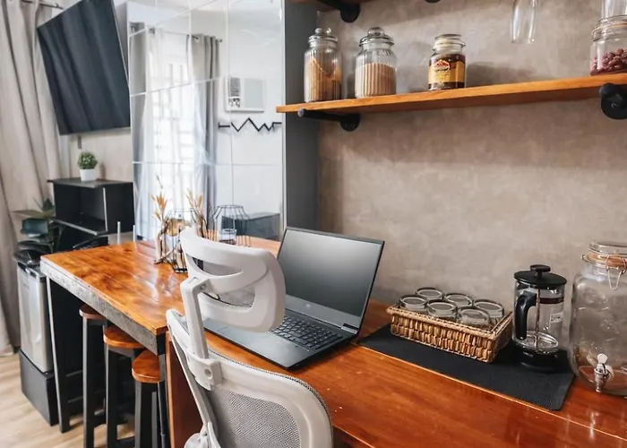 Antara-queenbed-balcony-hotshower-workstation-washingmachine-fullkitchen 4* 탈리세이