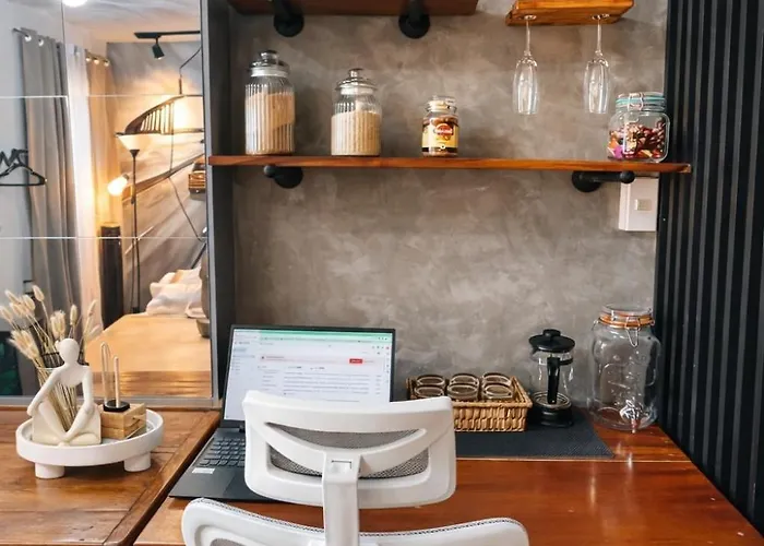 Antara-queenbed-balcony-hotshower-workstation-washingmachine-fullkitchen 아파트호텔 탈리세이
