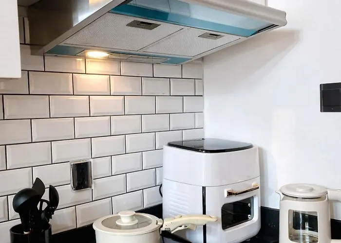 Antara-queenbed-balcony-hotshower-workstation-washingmachine-fullkitchen 아파트호텔 탈리세이